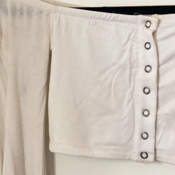 Alessandra Top Lovers+Friends / Revolve off the shoulder flared button crop top - Picture 4 of 6